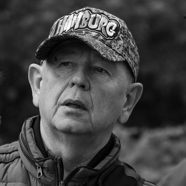 Frank (Bonsai59) schaut in die Ferne, wer da noch so zum Ipernitytreffen am Stuhlmannbrunnen kommt - Hamburg