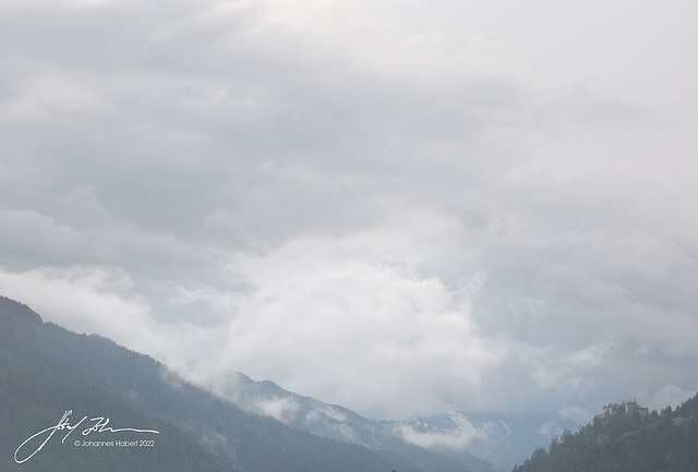 Wolken, Schnee und Burgruine Katsch