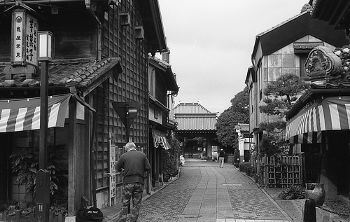 Man sketching the town