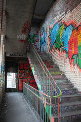 Graffitis im Treppenhaus (Papierfabrik Hermes, Düsseldorf-Hafen) / 30.09.2016