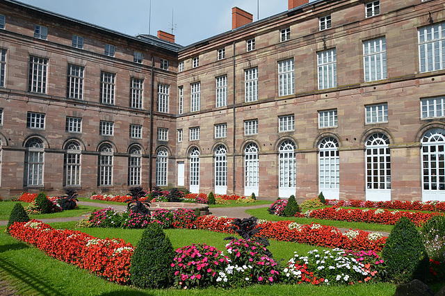 Blumengarten im Schlosshof von Rohan