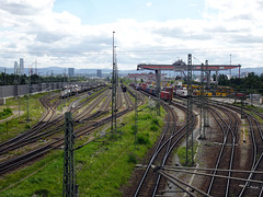 Weil am Rhein Umschlagbahnhof im Hintergrund die Stadt Basel