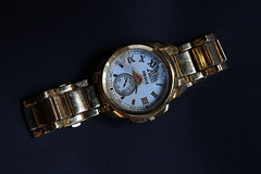 D'une générosité sans limite , j'offre cette superbe montre en or 24 carats , maquillée en montre merdique pour déjouer les voleurs .