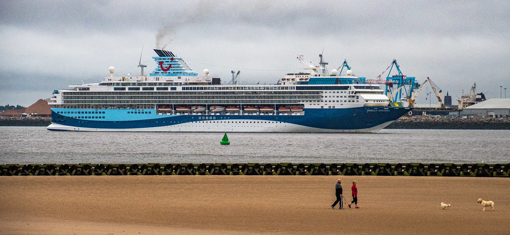Incoming cruise ship