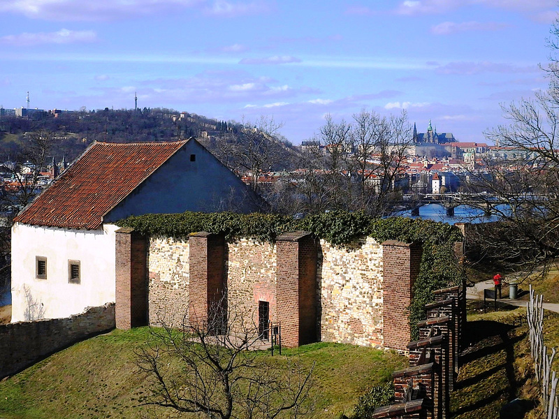 Rigardo el Vyšehrad al la monteto Petřín kaj al la Praga kastelo