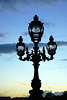 Sur le pont Alexandre III , 1 des 32 candélabres de style Art nouveau .