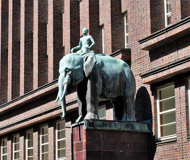 Anton, der Bronzeelefant am Brahms Kontor