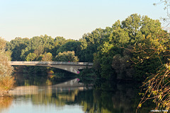 Brücke mit Jogger