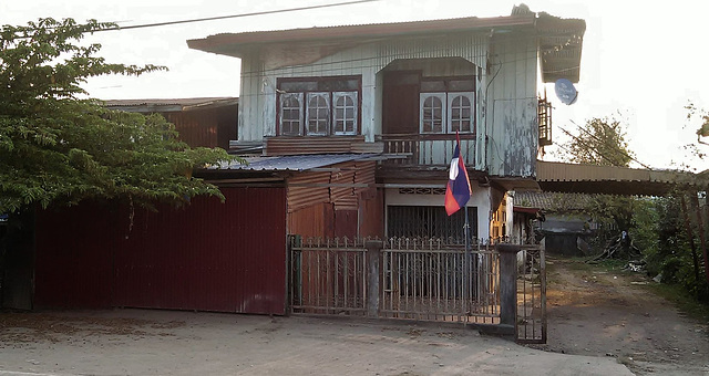 Une maison et son drapeau / A simple house and its flag