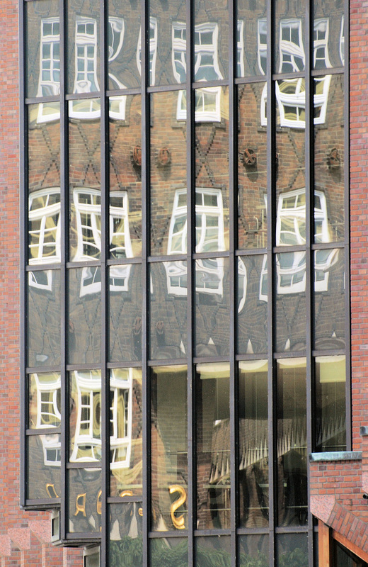 Hamburg: Der Sprinkenhof gespiegelt im Heinrich Bauer Haus (Verlag)