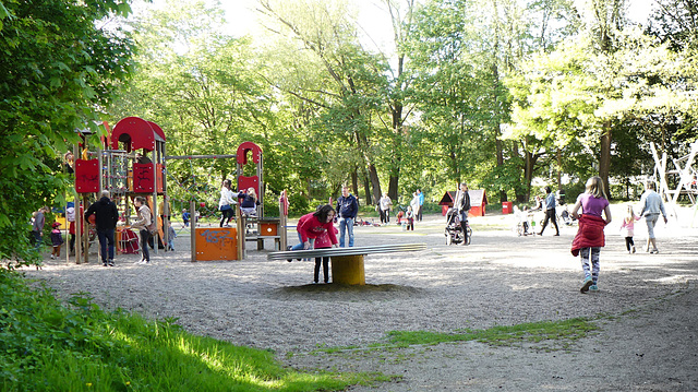 Spielplatz heute geöffnet - und sofort ist er voll!