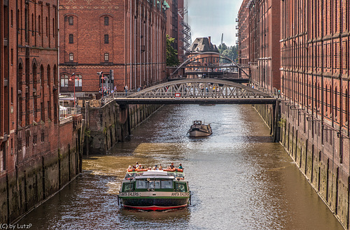 Canal Cruise in Hamburg's Warehouse District- Fleetfahrt in der Speicherstadt (255°)