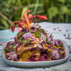 Dame Béatrice cuisine avec des fleurs au ♥...