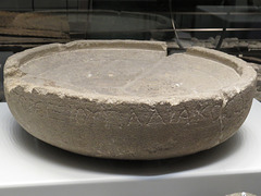 Musée de l'Histoire de Marseille : vasque en pierre avec dédicace.