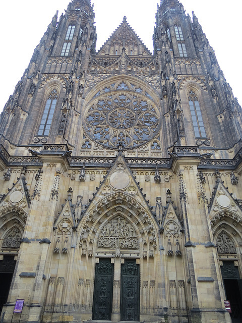 Fronton de la cathédrale Saint-Guy.