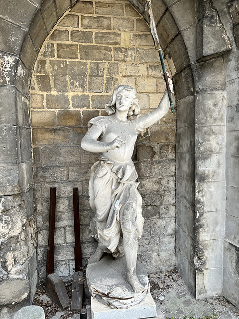 Compiègne 2022 – Musée Antoine Vivenel – Running with a flag