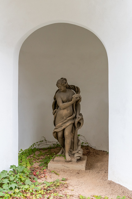 Chelone-Skulptur im Schloßhof