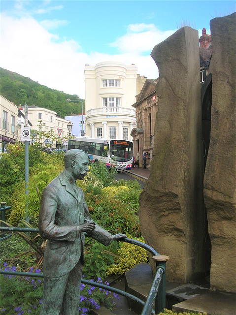 Sir Edward Elgar and First Midlands West 66977 (KX05 MHA) in Great Malvern - 6 Jun 2012 (DSCN8323)