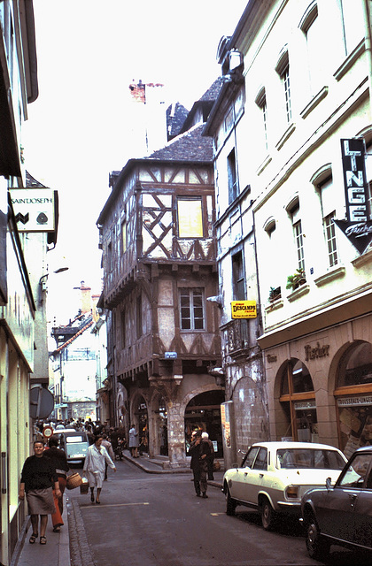 Chalon-sur-Saône (71) Septembre 1973. (Diapositive numérisée).