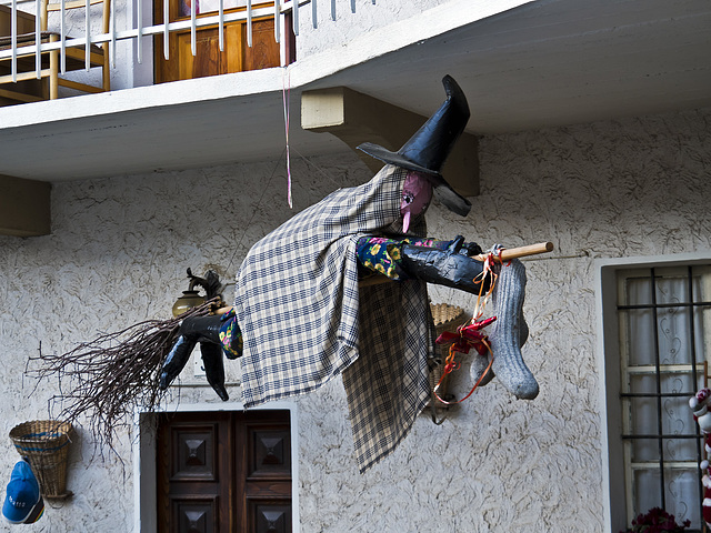 An event that repeats annually in Postua (Vercelli) with the Nativity scenes of street - Befana collections