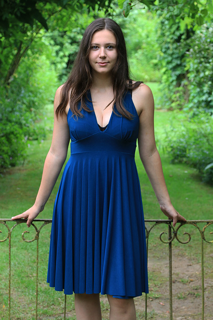 Révoltant , ma petite-fille est couverte de bleu .