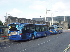 DSCF8301 Go-South Coast (Bluestar) 2402 (HF55 JYY) and 2423 (HF06 FTT) in Southampton - 1 Jul 2017