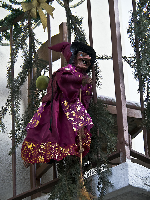 An event that repeats annually in Postua (Vercelli) with the Nativity scenes of street - Befana collections