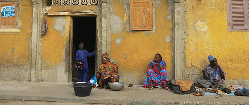 Deux dames, un homme et deux enfants