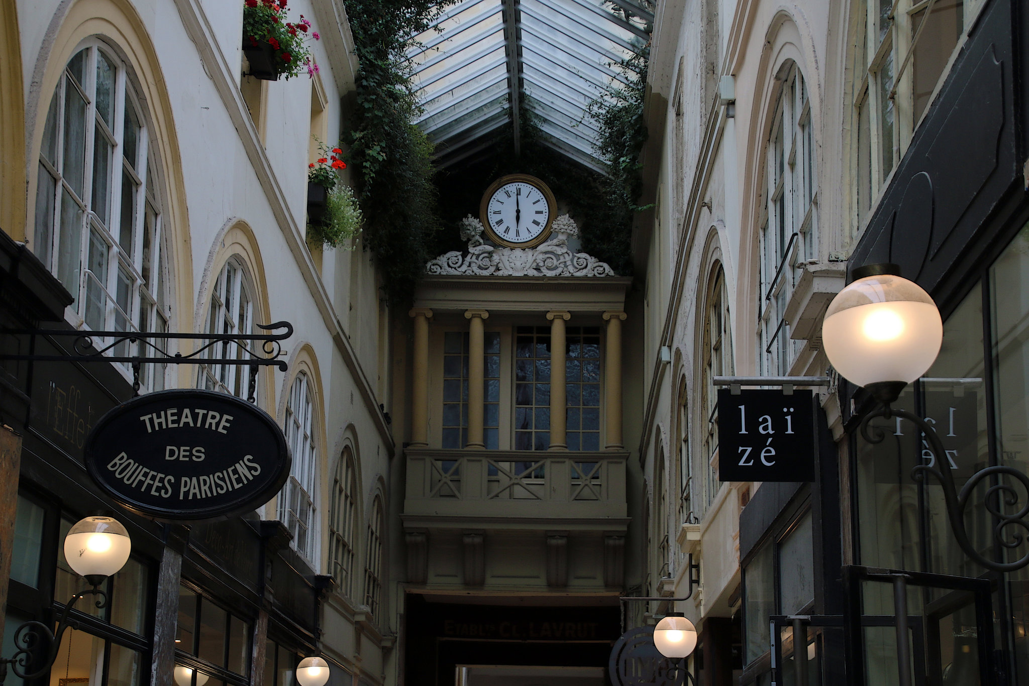 Enseigne du Théâtre des Bouffes Parisiens , dans le passage Choiseul à Paris .