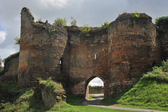 Porte du château de Cluis-Dessous