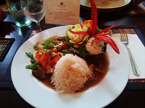 Thai Restaurant Kinnaree Thai, Berlin, Südstern 14, Gai Phad Med Mamuang ไกผ่ ดั เมด็ มะมว่ ง่, mit Suppe 8,90 €