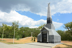 Измаил, Обелиск-склеп на месте старого румынского кладбища / Izmail, Crypt with Obelisk at the site of an old Romanian cemetery