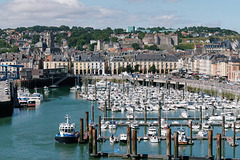 Vue sur le port de plaisance et la ville