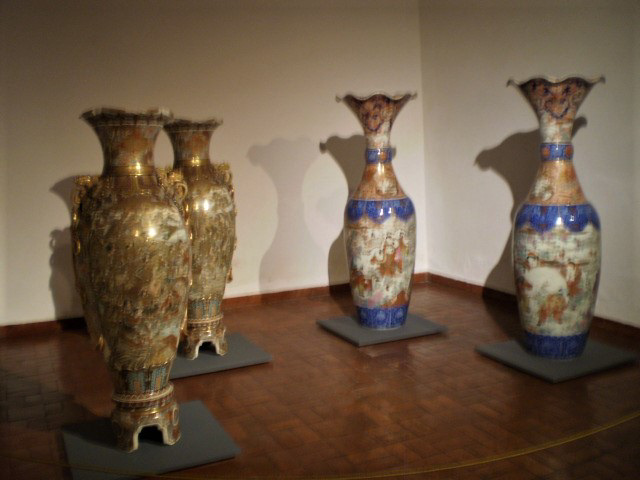 Japanese floor vases (late 19th to early 20th century).