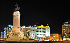 Praça Marquês de Pombal by night -Lissabon (© Buelipix)