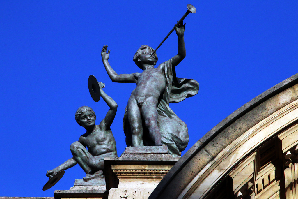 Jouer de la musique à poil et sur les toits du Petit Palais , juste pour alimenter les réseaux sociaux , c'est débile .