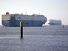 Autotransporter EMERALD ACE (vorne) u. GLOVIS COURAGE (hinten) auf der Wesermündung vor Bremerhaven