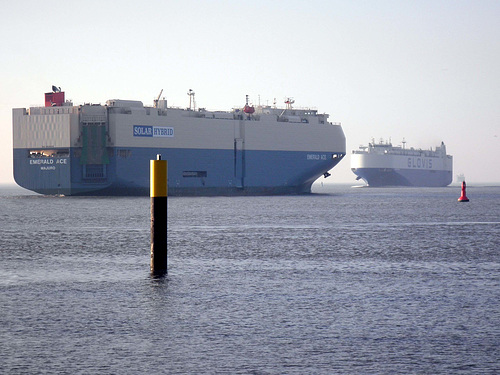 Autotransporter EMERALD ACE (vorne) u. GLOVIS COURAGE (hinten) auf der Wesermündung vor Bremerhaven