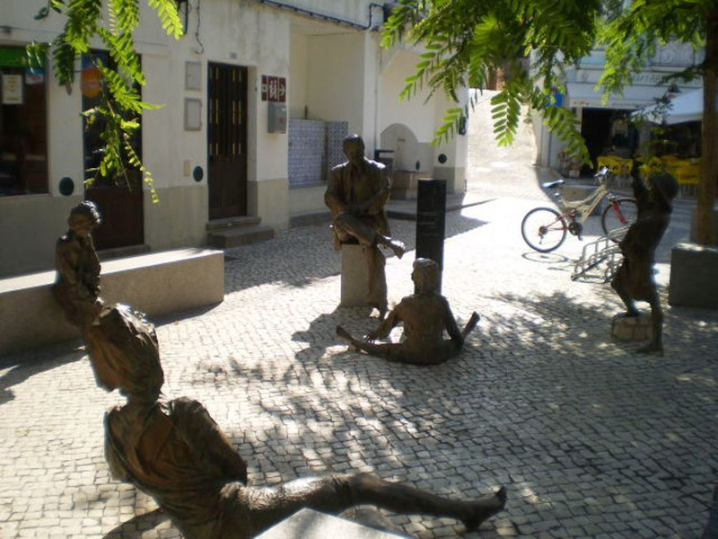 Monument to Dr. Humberto Messi, by Jorge Melício.