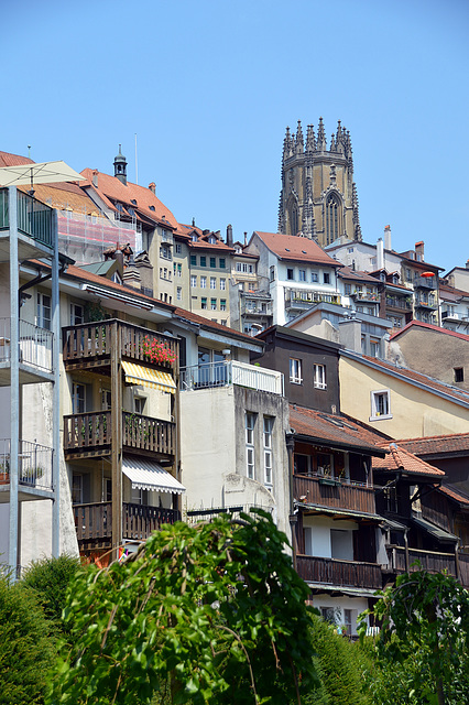 Turm der Kathedrale St. Nikolaus (Freiburg im Üechtland), mit einem teil der Altstadt