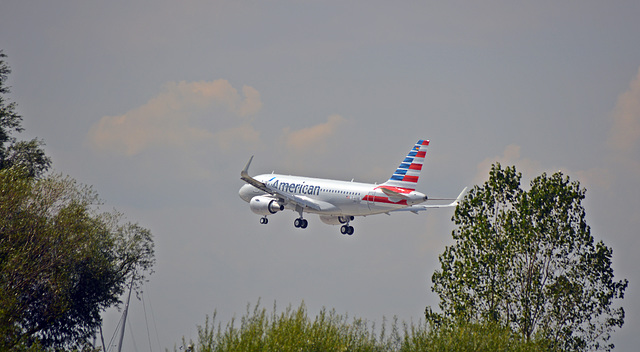 Anflug auf den Airbus Standort Finkenwerder. A319-115SL, American Airlines, D-AVXB, N4005X, (MSN 5753)