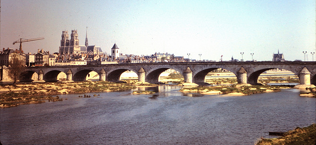 Orléans (45) 10 avril 1976. (Diapositive numérisée).