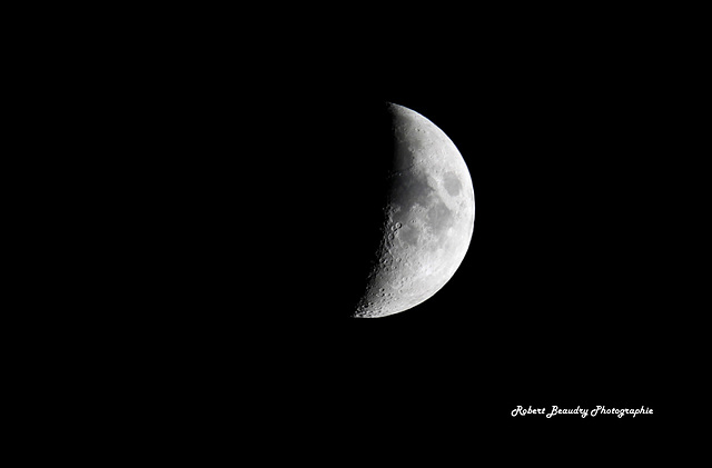 La lune dévoile de plus en plus de blancheur