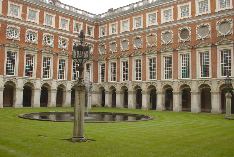 EF7A9081HamptonCourtGarden