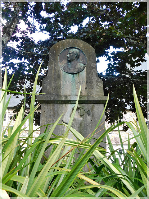 Monument en hommage , à Théodore Botrel , à Paimpol (22) Monument en hommage , à Théodore Botrel , à Paimpol (22)