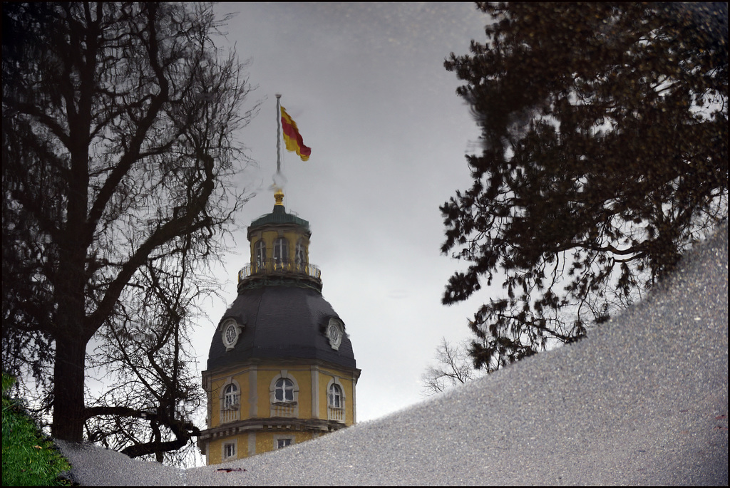 Das Karlsruher Schloss im Spiegel