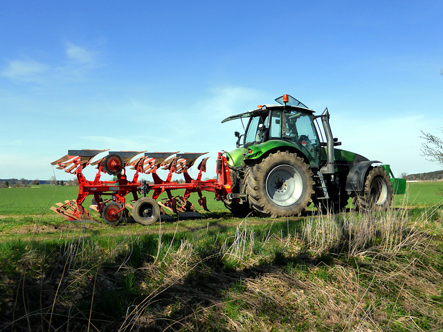 Traktor mit Pflug