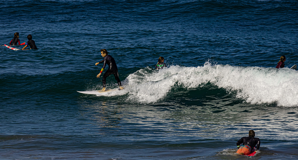 joven surfista atrevido