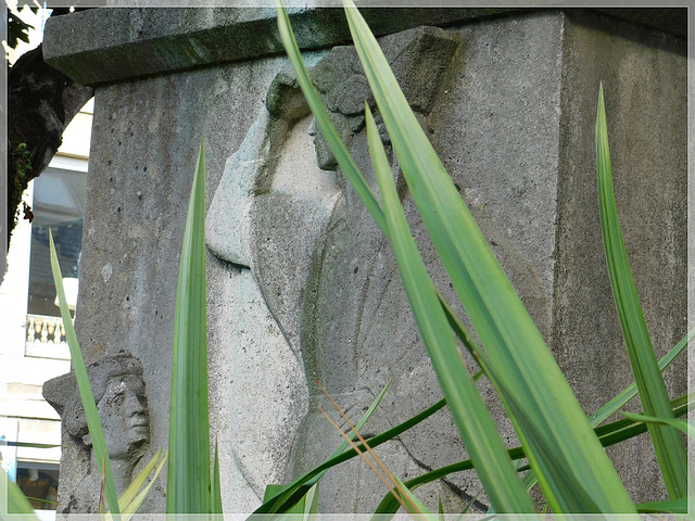 Monument en hommage , à Théodore Botrel , à Paimpol (22)