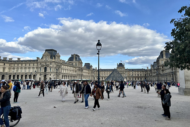 Paris 2024 – Louvre – Cloud above the Louvre